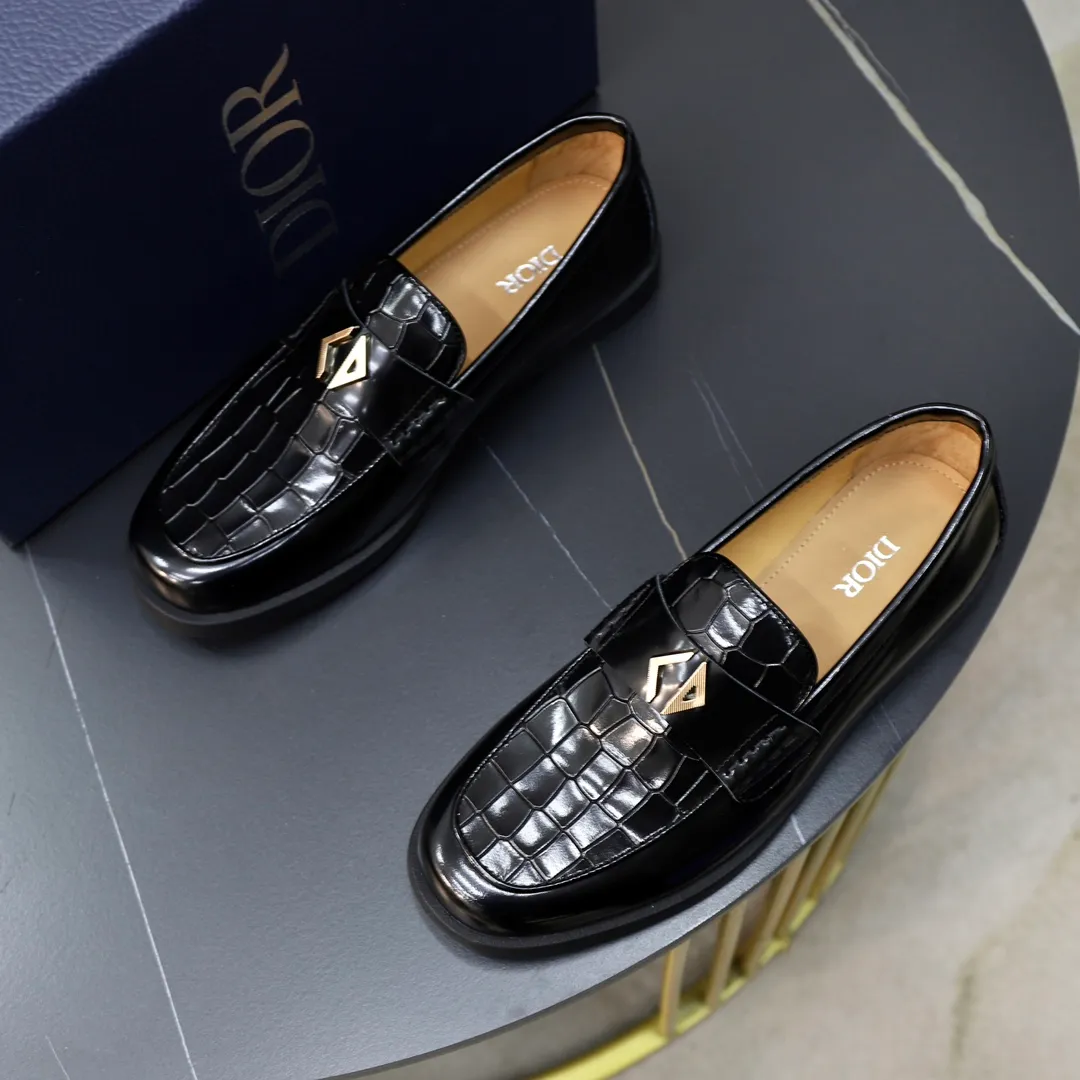 Ex-factory price: 540🙅‍♂️🙅‍♂️🙅‍♂️ Brand: Dior DIOR Standard code: Men's code 38/44 (45 can be customized) Grade: Same as the official website Material: Original cowhide stitching, cowhide lining, original TPU wear-resistant soft outsole Style categories: Leisure and sports version, footwear for driving, young fashion, European and American trends, British style Color: actual picture color